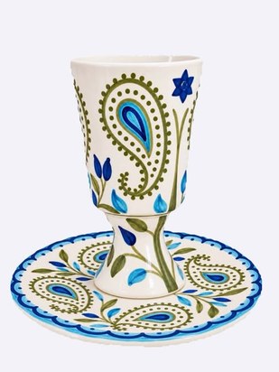 Verre de Kiddouch en céramique peinte, motifs paisley